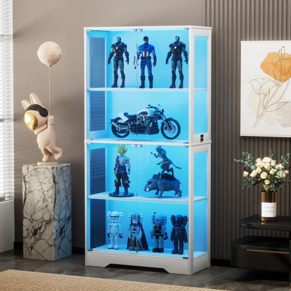 Glasvitrine med fire hylder og LED-lys